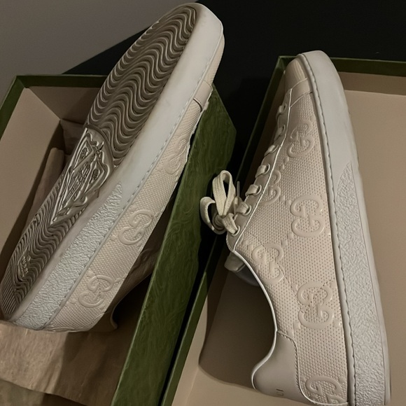 Gucci Sneakers. Like new. Only worn 3 times. Extra laces and dust bag included. - Picture 6 of 6